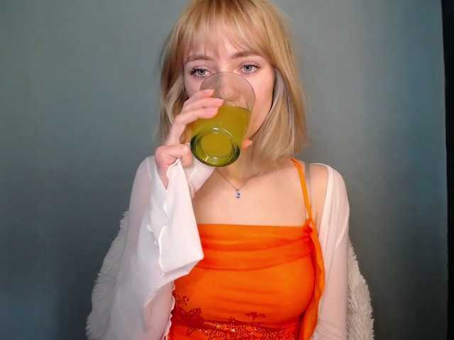 LuciaGlow's BongaCams show and profile