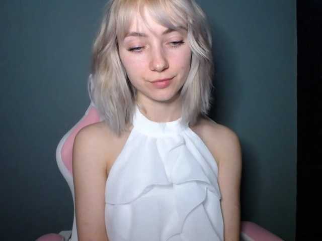 le modèle LuciaGlow est en webcam porno dans un show sur le site bongacams, il possède les tags suivants: White/Caucasian,Blonde,Shaved