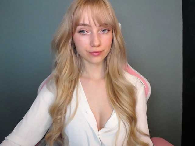 LuciaGlow's BongaCams show and profile