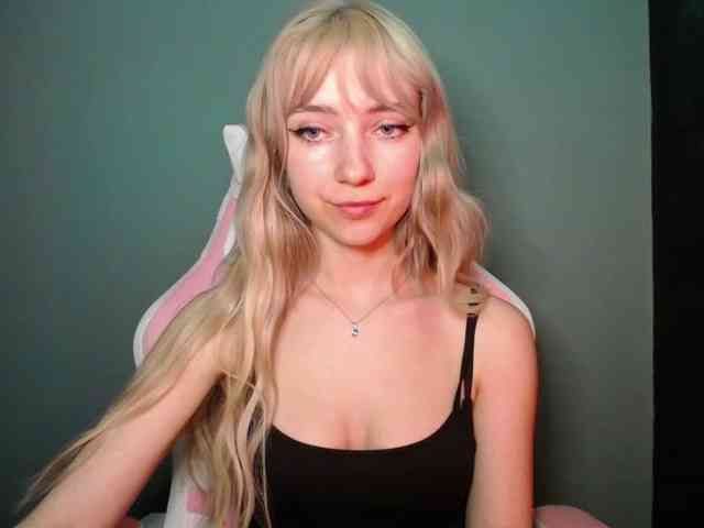 LuciaGlow Live Webcam on BongaCams