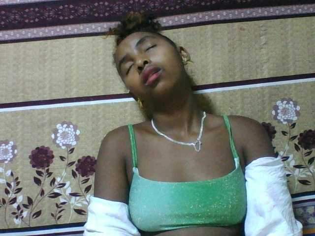 le modèle Orzia12 est en webcam porno dans un show sur le site bongacams, il possède les tags suivants: Ebony,Brunette,Shaved