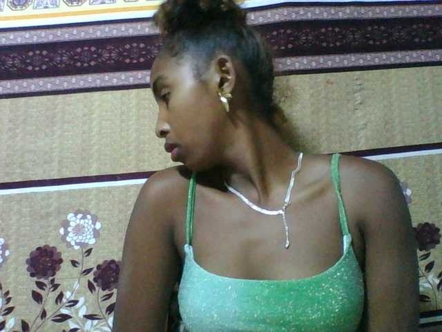 le modèle Orzia12 est en webcam porno dans un show sur le site bongacams, il possède les tags suivants: Ebony,Brunette,Shaved