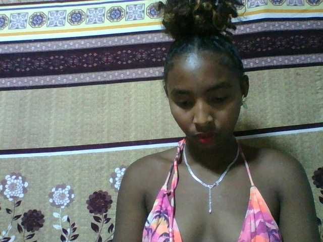 le modèle Orzia12 est en webcam porno dans un show sur le site bongacams, il possède les tags suivants: Ebony,Brunette,Shaved