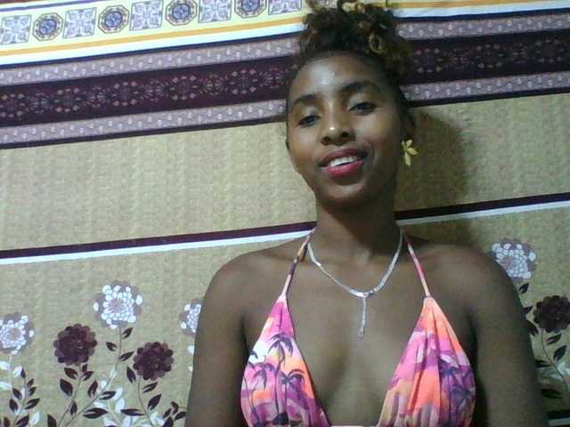 le modèle Orzia12 est en webcam porno dans un show sur le site bongacams, il possède les tags suivants: Ebony,Brunette,Shaved