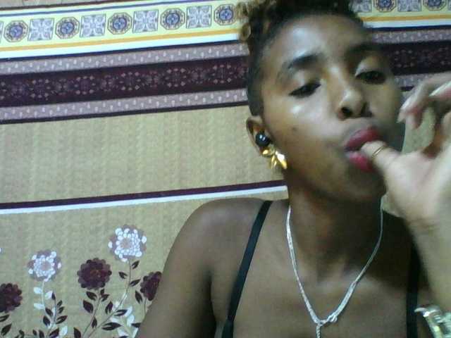 le modèle Orzia12 est en webcam porno dans un show sur le site bongacams, il possède les tags suivants: Ebony,Brunette,Shaved