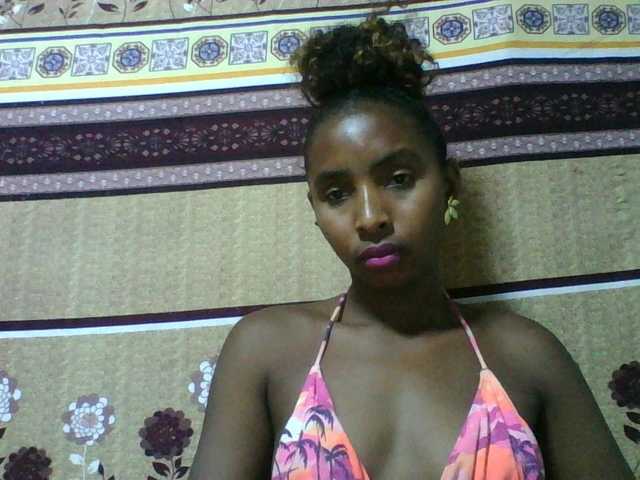 le modèle Orzia12 est en webcam porno dans un show sur le site bongacams, il possède les tags suivants: Ebony,Brunette,Shaved