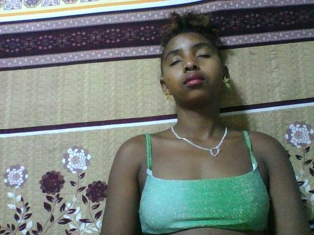 le modèle Orzia12 est en webcam porno dans un show sur le site bongacams, il possède les tags suivants: Ebony,Brunette,Shaved