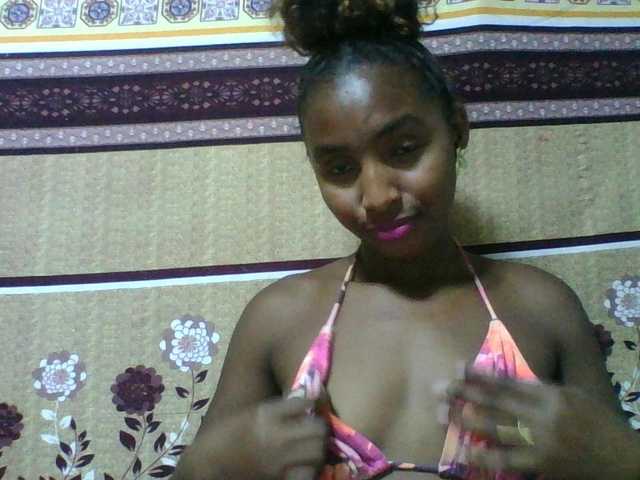 le modèle Orzia12 est en webcam porno dans un show sur le site bongacams, il possède les tags suivants: Ebony,Brunette,Shaved