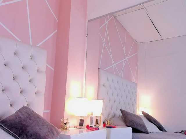 Rosalinda-77's BongaCams show and profile