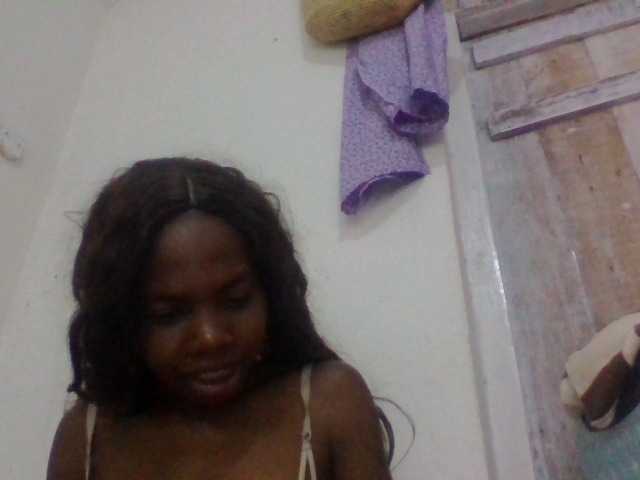 tsaralaza vous attend pour discuter, flirter et plus sur bongacams