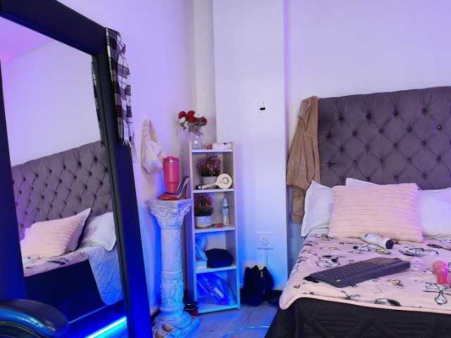 MiiaParis's BongaCams show and profile