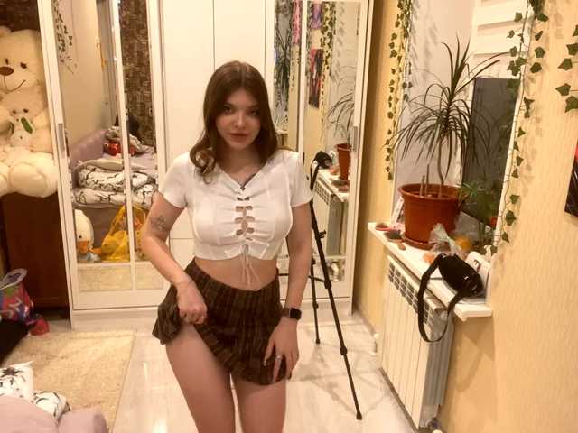 BettieClemence broadcasting live