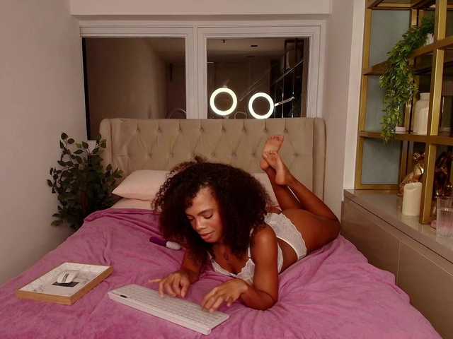 Joan-Quinn's BongaCams show and profile