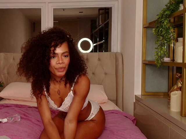 Joan-Quinn's BongaCams show and profile