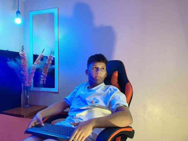 AlexDuMontt Live Webcam on BongaCams