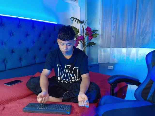 AlexDuMontt Live Webcam on BongaCams