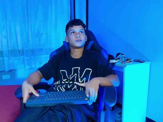 AlexDuMontt Live Webcam on BongaCams