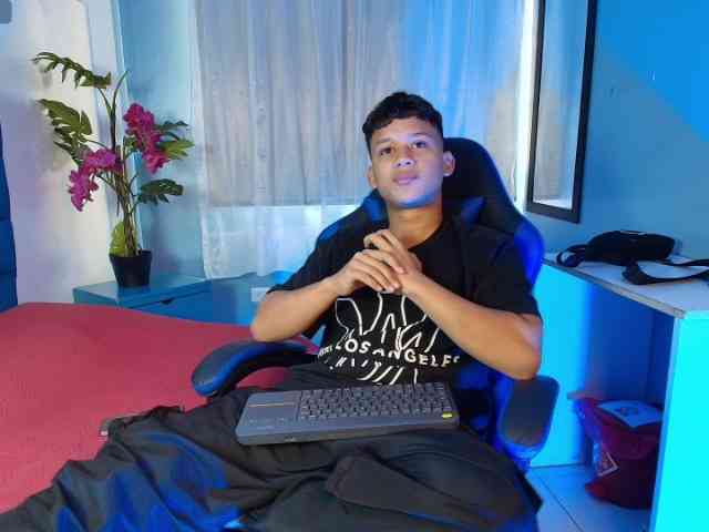 AlexDuMontt Live Webcam on BongaCams