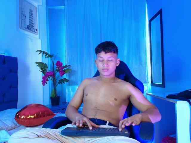AlexDuMontt Live Webcam on BongaCams