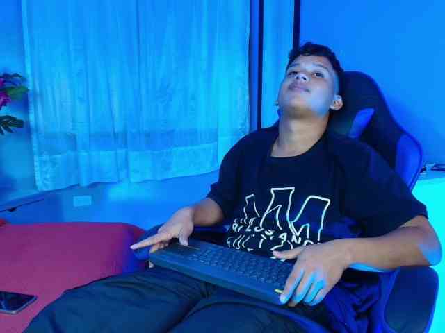 AlexDuMontt Live Webcam on BongaCams