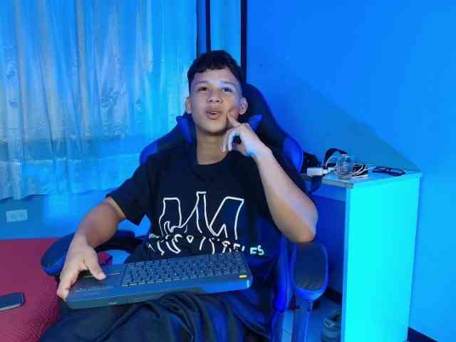 AlexDuMontt Live Webcam on BongaCams