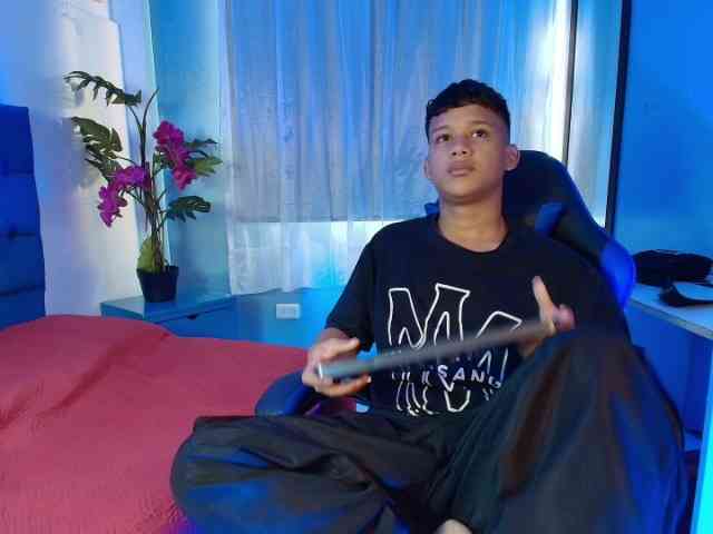 AlexDuMontt Live Webcam on BongaCams