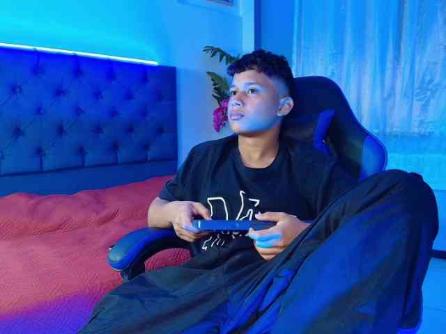 AlexDuMontt Live Webcam on BongaCams