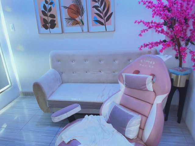 Kendall-Jhones's BongaCams show and profile