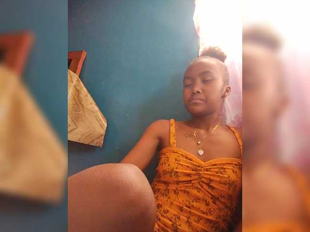 le modèle Stella11 est en webcam porno dans un show sur le site bongacams, il possède les tags suivants: Ebony,Brunette,Trimmed