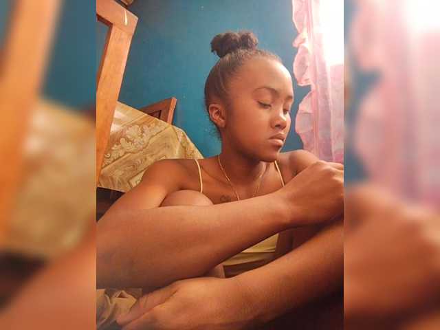 le modèle Stella11 est en webcam porno dans un show sur le site bongacams, il possède les tags suivants: Ebony,Brunette,Trimmed