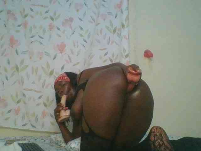 Bigbootydimples webcam