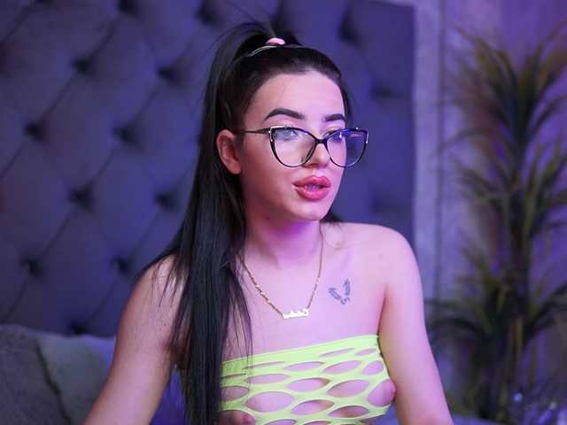 le modèle CallieDoll est en webcam porno dans un show sur le site bongacams, il possède les tags suivants: White/Caucasian,Brunette,Shaved