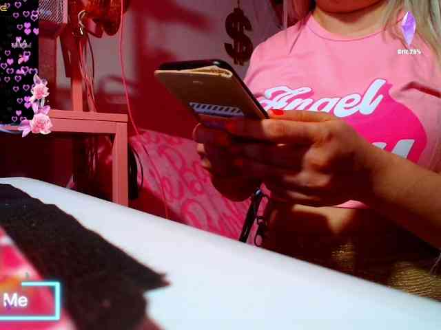 GODDESSKIKIDOLL webcam