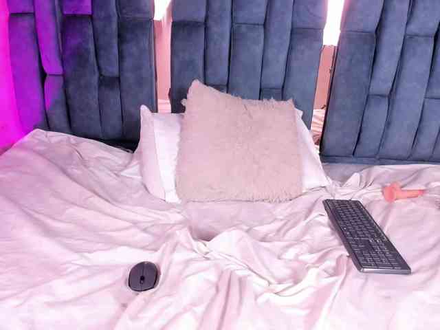 SeleneSantana webcam