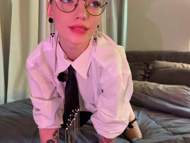 LinaVelle's BongaCams show and profile