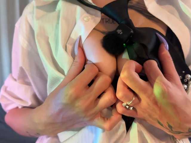 LinaVelle's BongaCams show and profile