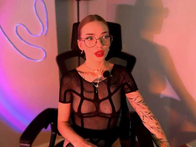 LinaVelle's BongaCams show and profile