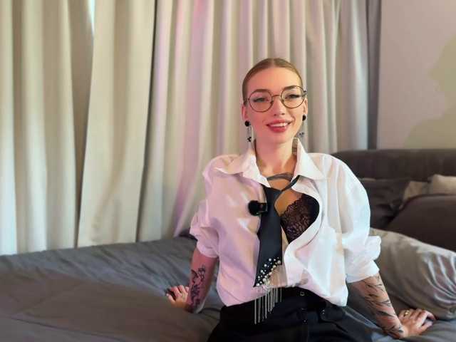 LinaVelle's BongaCams show and profile