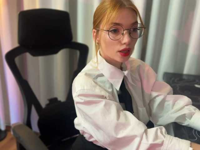 LinaVelle's BongaCams show and profile