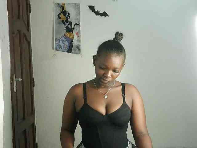 Queen-of-Bees - big-tits-ebony cam model from other