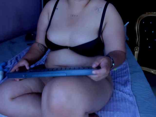 YumiViolet webcam