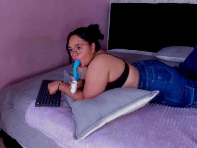 YumiViolet webcam