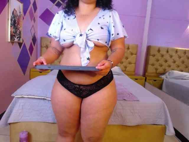 YumiViolet Live Webcam on BongaCams