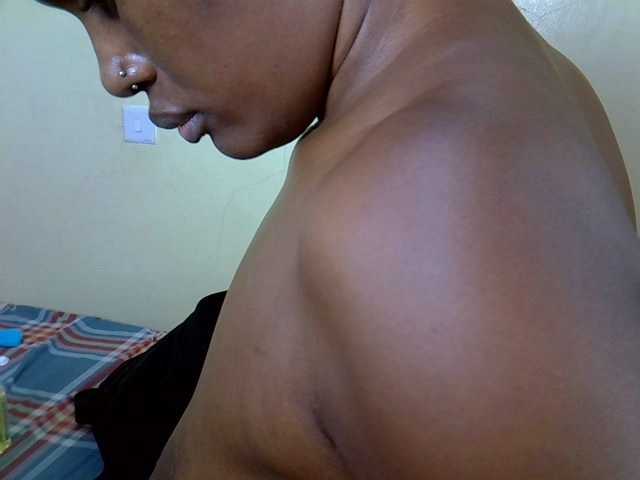 le modèle Curvy-goddessa est en webcam porno dans un show sur le site bongacams, il possède les tags suivants: Ebony,Brunette,Trimmed