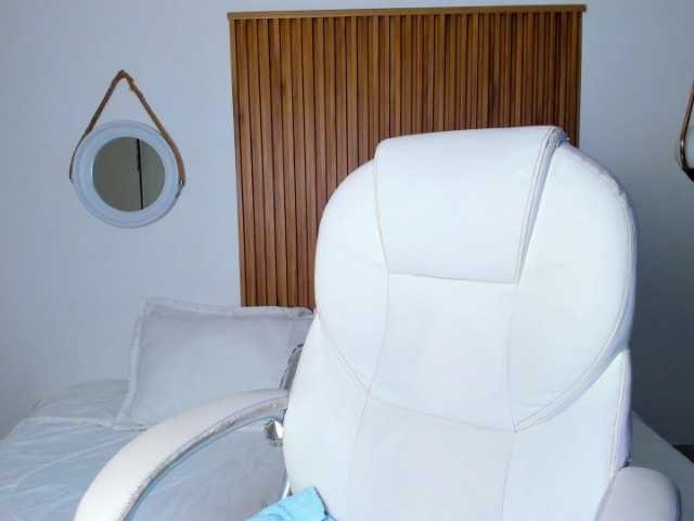 AlaskaDeluxe live room