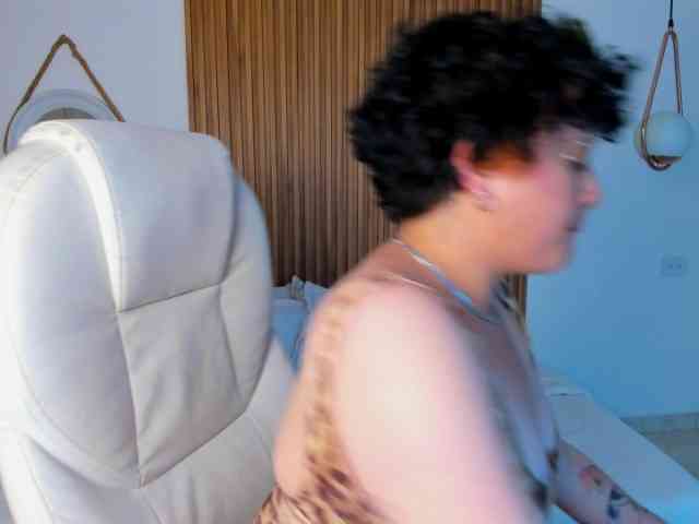 AlaskaDeluxe Live Webcam on BongaCams