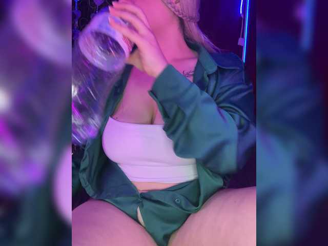 Avrora-min0's BongaCams show and profile