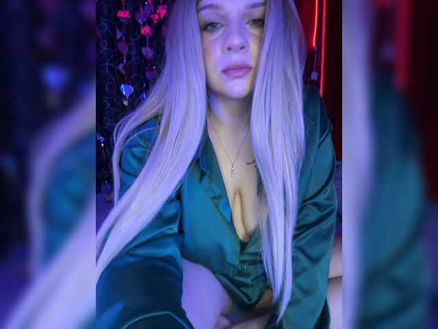 Avrora-min0's BongaCams show and profile