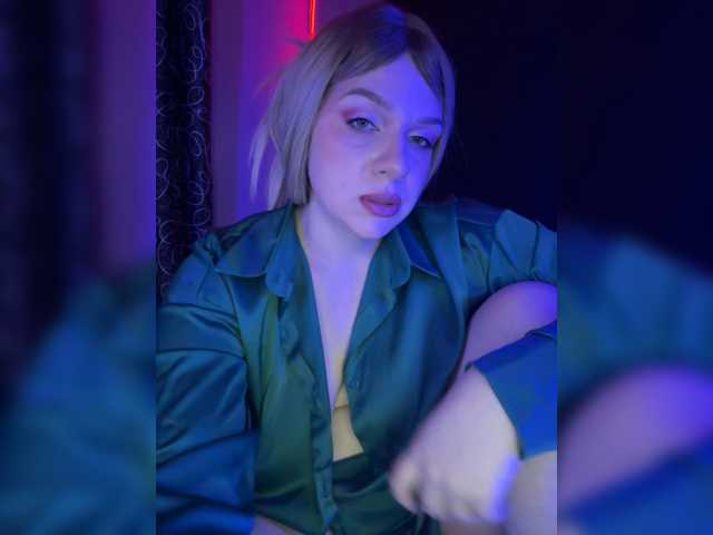 Avrora-min0's BongaCams show and profile