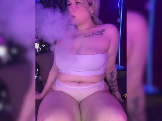 Avrora-min0's BongaCams show and profile